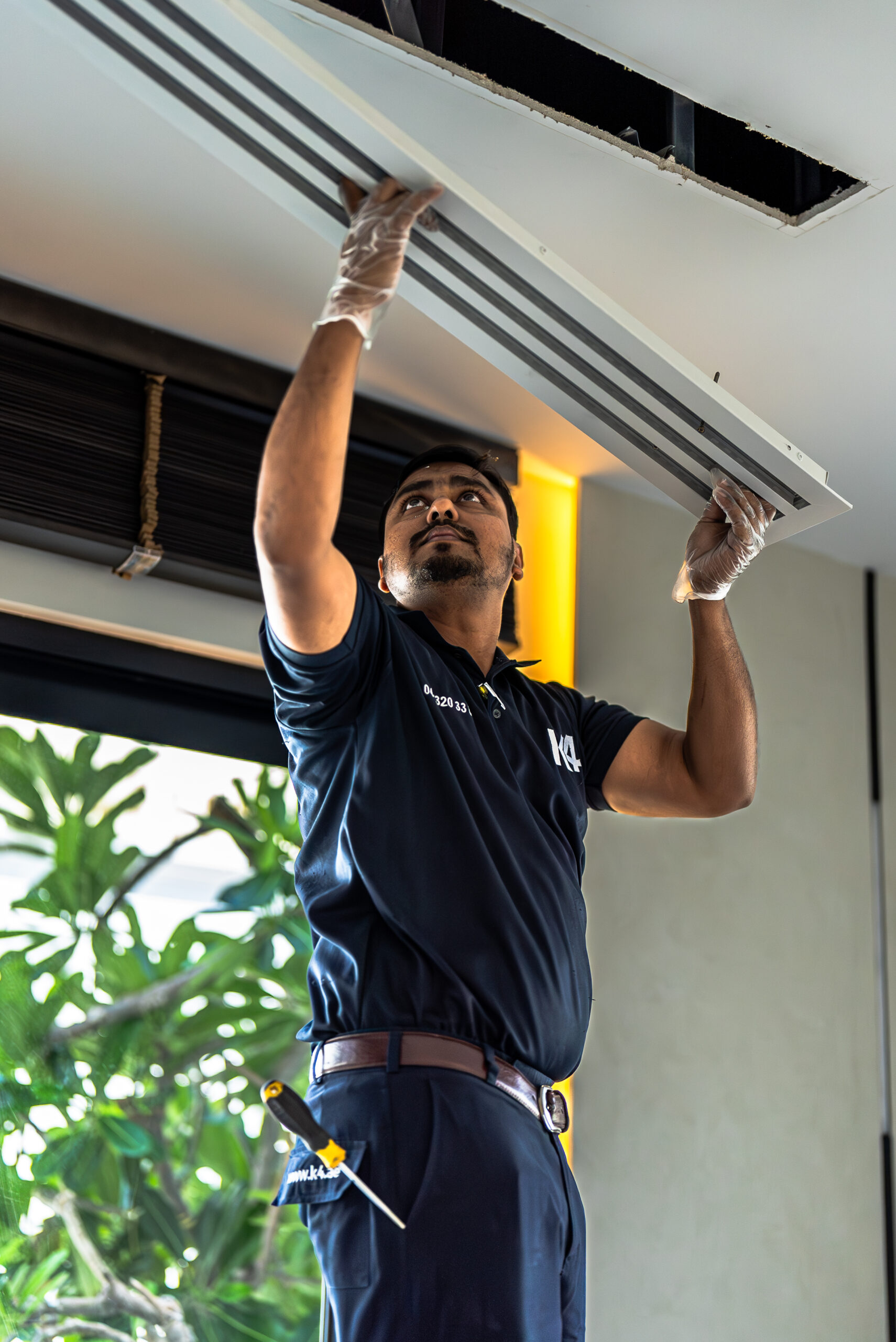 K4 technician servicing an AC unit in Dubai